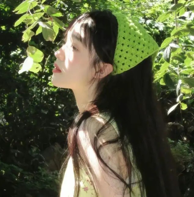 与一位女士合影